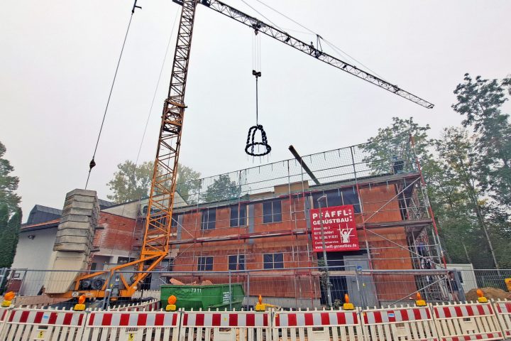 BU: Hebauf für den Erweiterungsbau des Feuerwehrhauses Oberstimm: Mit dem traditionellen Richtfest feiert der Markt Manching einen wichtigen Baufortschritt. Der Neubau schafft moderne Räume für Einsatzkräfte, Ausbildung und Feuerwehrjugend. Die Fertigstellung ist für Anfang August 2027 geplant. Foto: Wagner