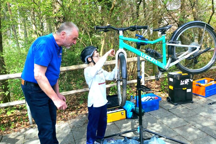Kleine Helfer kamen ganz groß raus und unterstützten mit Feuereifer die Experten beim Fahrradcheck. (Fotos: Rosmarie Schmid)
