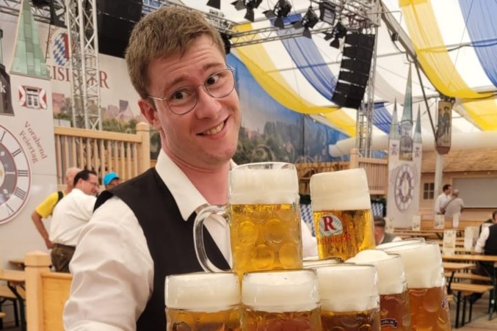 250813_Professor_bedient_auf_Gäubodenfest_Quer format