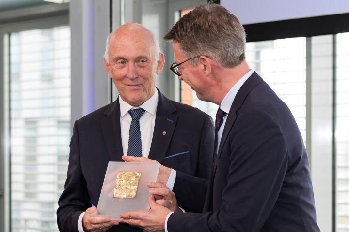 261026_Freistaat_Bayern_würdigt_THI-Präsident _Professor_Walter_Schober