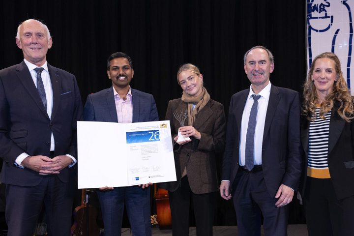 Bei der Verleihung des Innovationspreises (v. l.): THI-Präsident Walter Schober, CuNex-Gründer Sri Krishna Bhogaraju, Sophie von Schlenk, Wirtschaftsminister Hubert Aiwanger und Moderatorin Caro Matzko (Foto: Goran Gajanin/Das Kraftbild).