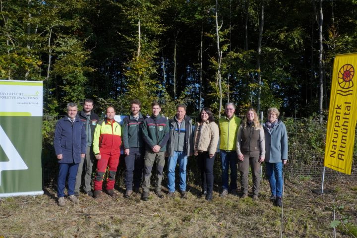 Bild Fotografin: Clara Hausmann – Naturpark Altmühltal Personen von links nach rechts: Landrat Alexander Anetsberger, Martin Scholz (AELF), Anton Reigl, Dr. Thomas Mathes (AELF), Nic Skunde (AWG), Randolf Schirmer (AWG), Andrea Mickel, Christoph Würflein, Katja Müller, Christa Boretzk