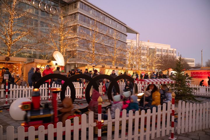 Auf der Audi Piazza vor dem Audi Forum Ingolstadt stehen Verkaufsstände aus Holz, die für den Sozialen Weihnachtsmarkt aufgestellt wurden.