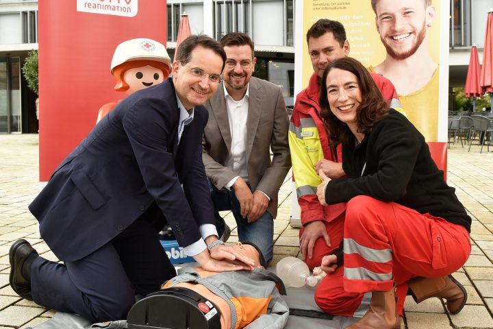 v.l.n.r.: Oberbürgermeister Dr. Michael Kern; Dr. Stephan Steger, 1. stellvertretender Vorsitzender des BRK Kreisverbands Ingolstadt; Michael Kaufer, Geschäftsführender Oberarzt Klinik für Anästhesie und Intensivmedizin; Prof. Dr. Martina Nowak-Machen, Direktorin der Klinik für Anästhesie und Intensivmedizin am Klinikum Ingolstadt; Bild: Stadt Ingolstad