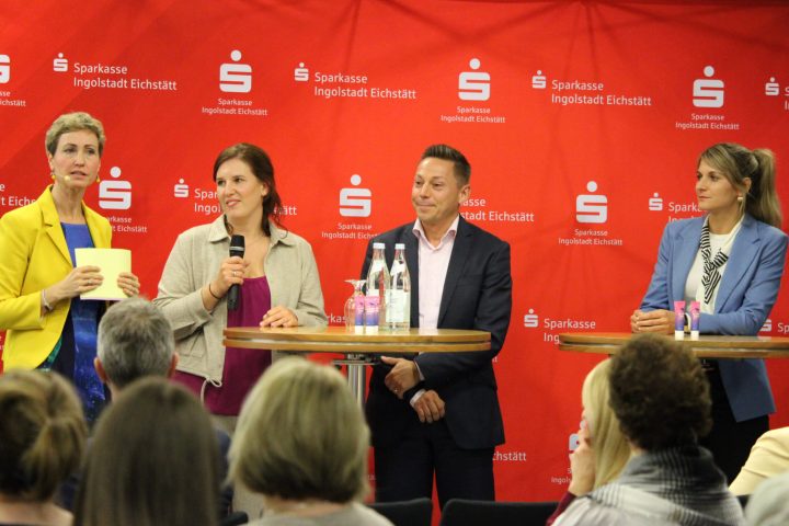 Bildunterschrift:
v. l.: Adriana Richter, Stefanie Kürzinger, Kevin Gregori, Elke Kipfelsberger

Foto: Tamara Färber, Sparkasse