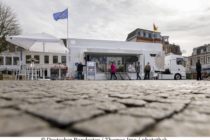 Infomobil des Deutschen Bundestages auf dem Marktplatz in Husum.