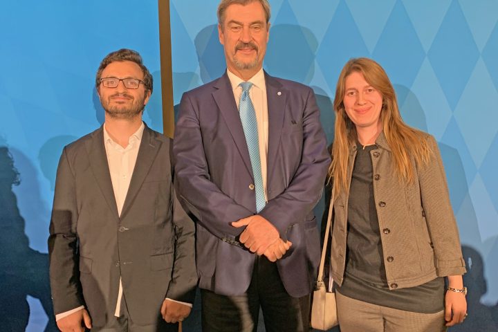 Der Neubürgerempfang bei Ministerpräsident Markus Söder (Mitte) war für Büsra Mollaalioglu und ihren Mann ein ganz besonderer Moment. Foto: Bayerisches Staatsministerium des Innern, für Sport und Integration