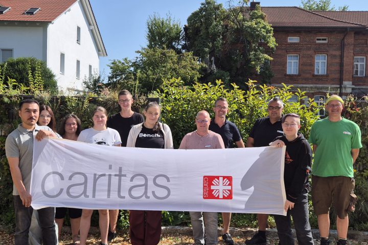 Ausbildungsstart bei den Caritas-Wohnheimen und Werkstätten: Die neuen Auszubildenden star-ten dieses Jahr ihre handwerkliche Ausbildung in der Schlosserei, Schreinerei, der Kfz-Werkstatt und im Garten- und Landschaftsbau. Im kaufmännischen Bereich verstärken sie den Verkauf im Caritas-Gebrauchtwarenmarkt. Foto: Caritas / Marina Finkenzeller