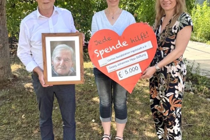 Bildunterschrift: Von links: Peter Schimpf, stellvertretender Vorsitzender des Stiftungsvorstandes der Georg Johannes Hipp Stiftung, Jutta Loddeke, Pflegedienstleitung der Caritas-Sozialstation Ingolstadt e.V., und Nathalie Rost, Geschäftsführung der Caritas-Sozialstation Ingolstadt e.V.