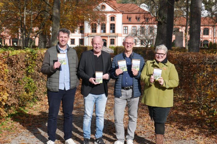 Präsentierten im Hofgarten den neuen Eichstätt-Stadtführer: (von links) Oberbürgermeister Josef Grienberger, Klaus Dorsch, Geschäftsführer Magenta4, Lars Bender, Leiter der Tourist-Information und Autorin Elisabeth Wein (Foto: Magenta4 / Wein)