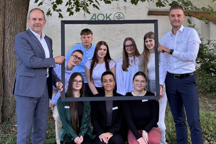Thomas Holzapfel (stellv. AOK-Direktor) und Philip Jacob (Aus- und Fortbildungsleiter) mit den neuen Auszubildenden der AOK Direktion Ingolstadt. Urhebervermerk: Lisa Galozi