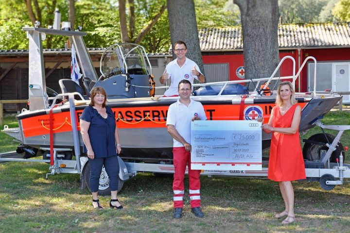Audi supports the district water rescue organizations around its Ingolstadt site. On the photo (from left): Gertraud Grünwald, manager of the support fund at Audi, Michael Goß (in the boat) and David Hendrich from the Ingolstadt district organization of the “Wasserwacht” (water rescue), as well as Ute Röding, responsible for Corporate Citizenship at Audi.