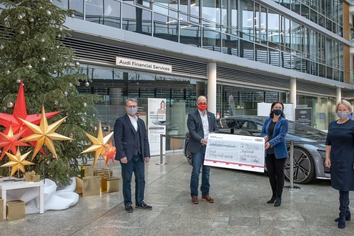 V.l.n.r.: Der Gesamtbetriebsratsvorsitzende Peter Mosch, die stellvertretenden Betriebsratsvorsitzenden Jörg Schlagbauer und Rita Beck sowie Personalvorständin Sabine Maaßen mit dem symbolischen Spendenscheck der Audi-Belegschaftsspende 2020. Die Spendensumme kommt 108 karitativen Einrichtungen aus der Region zugute.
