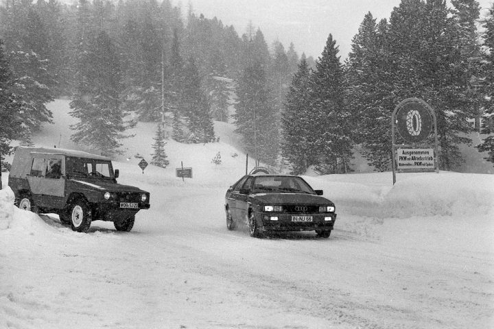 Ein geschichtsträchtiger Augenblick: Vor seiner Präsentation in Genf wurde der Vierradantrieb des Audi quattro im Schnee der Turracher Höhe zusammen mit dem Ideengeber VW Iltis getestet.