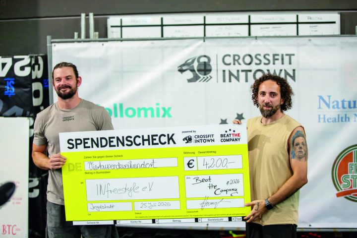Bastian Häusler und Khodr Abou Riche bei der Spendenübergabe