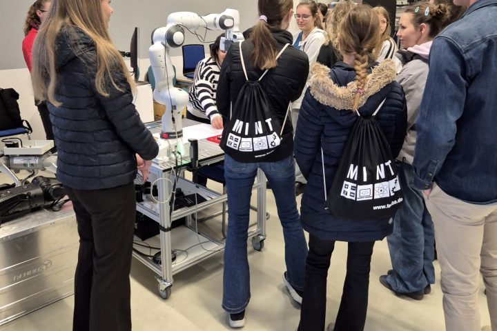 Besichtigung des Robotiklabors in der THI