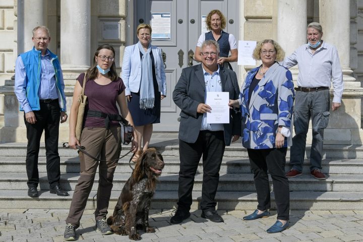 Von links: Mario Meier-Gutwill (Sachgebietsleiter Naturschutz/UNB, Umweltamt), Iryna Rakitchenkova (Biberberaterin), Umweltamtsleiterin Birgit Müller, Markus Spieß (Biberberater), Manuela Meyer (Naturschutzwächterin), Bürgermeisterin Petra Kleine und Ralph Zange (Biberberater) – Foto: Stadt Ingolstadt / Rössle