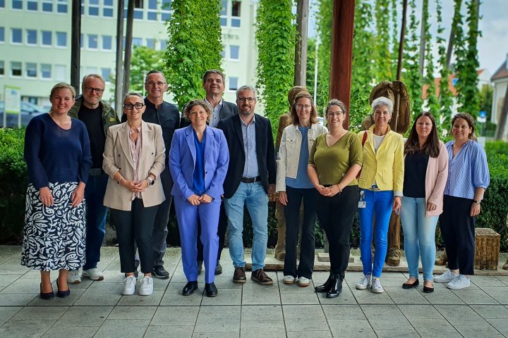 Die Projektbeteiligten aus vier Landkreisen sowie Vertreterinnen der beteiligten Lokalen Aktionsgruppen trafen sich zum offiziellen Projektstart im Deutschen Hopfenmuseum in Wolnzach. Bildquelle: Hopfenland Hallertau Tourismus e.V.