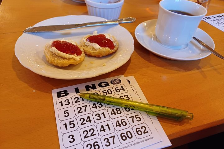 Die AWO Ortsverein Pfaffenhofen lädt zu Bingo und Englischem Nachmittag in ihr Vereinsheim – ein Heidenspaß für Groß und Klein. (