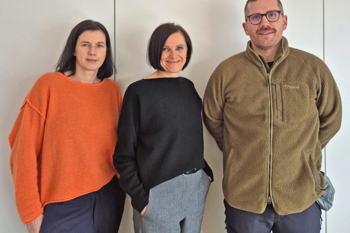 Foto: Ulrike Foidl, Andrea Schlicht und Simon Biedenbach (von links) sind sich darin einig, dass Täterarbeit zum Schutz von Frauen und Kindern sowie zur Entlastung des Unterstützungssystems intensiviert werden muss. Foto: Caritas/Lena Baumgärtner