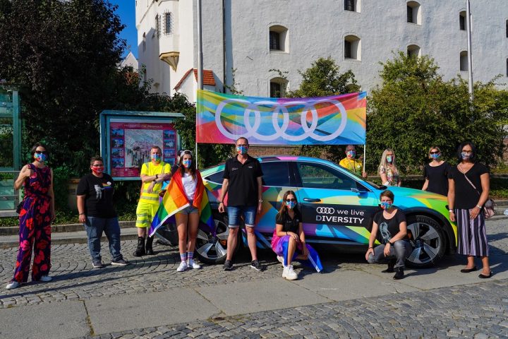 The queer@audi network shows its commitment to diversity on Theaterplatz square in Ingolstadt.