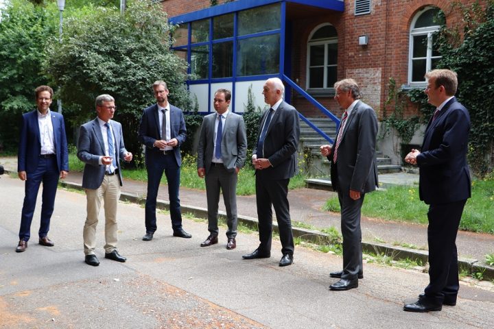 Landrat Peter von der Grün, Staatsminister Bernd Sibler, Thomas Sendtner (Staatlichen Bauamts Ingolstadt), MdL Matthias Enghuber, Prof. Dr. Walter Schober (Präsident der THI), Oberbürgermeister Dr. Bernhard Gmehling, MdB Dr. Reinhard Brandl vor dem Gebäude 6 in Neuburg, das zuerst saniert und im WS 21/22 bezogen werden wird. Quelle: THI