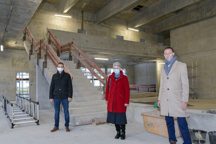 Rundgang durch den Rohbau der Christoph-Kolumbus-Grundschule im Piusviertel mit Bürgermeisterin Dorothea Deneke-Stoll, Schullleiter Rudolf Zehentbauer sowie Bernd Haberkorn vom städtischen Hochbauamt.