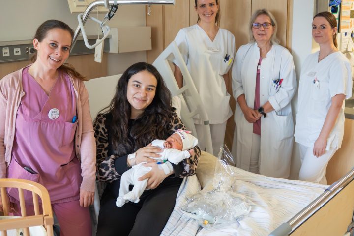 Mit 53 Zentimetern und 3900 Gramm kam die kleine Lina Ela am 27. Dezember 2025 im Klinikum Ingolstadt zur Welt und feiert damit kurz vor Jahresende gleich noch ihr erstes Jubiläum: Denn sie ist das 2500. Baby, das in diesem Jahr im Klinikum Ingolstadt geboren wurde.