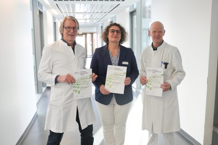 von links: Prof. Dr. Markus Rentsch, Direktor der Klinik für Allgemein-, Viszeral- und Thoraxchirurgie am Klinikum Ingolstadt, Dr. Ekaterini Weschta, Leiterin des Darmkrebszentrums, und Prof. Dr. Josef Menzel, Direktor der Klinik für Gastroenterologie, Hepatologie, Diabetologie und Hämatologie-Onkologie am Klinikum Ingolstadt.