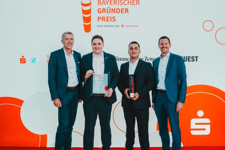 Bildnachweis: Manuel Vollnhals Bildunterschrift: v.l.: Reinhard Dirr, Vorstandsvorsitzender Sparkasse Ingolstadt Eichstätt, Johannes Vollnhals, Gründer und Geschäftsführer Cosmema GmbH, Tayfun Ledin, Mitgründer und Geschäftsführer Cosmema GmbH, Harald Steger, stv. Bereichsleiter FirmenkundenCenter Sparkasse Ingolstadt Eichstätt