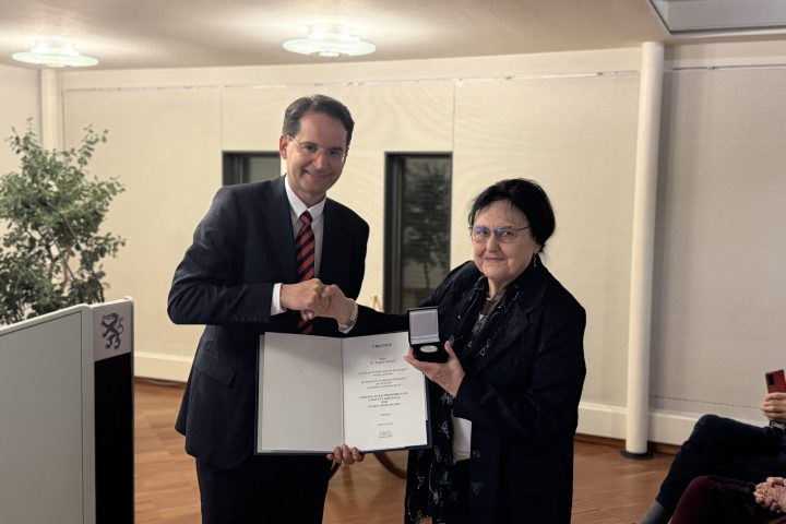 Dr. Schnell erhält die Johann-Adam-Freiherr-von-Ickstatt-Medaille