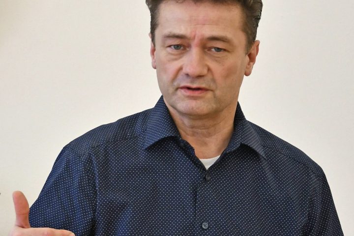 Foto: Der Leiter der Caritas-Erziehungsberatungsstelle Neumarkt und Sprecher für diesen Bereich beim Diözesan-Caritasverband Eichstätt, Dr. Thomas Schnelzer, spricht sich für ein Verbot sozialer Medien für Jugendliche unter 15 Jahren aus. Foto: Caritas/Peter Esser (gestikulierend) oder Florian Klenovsky