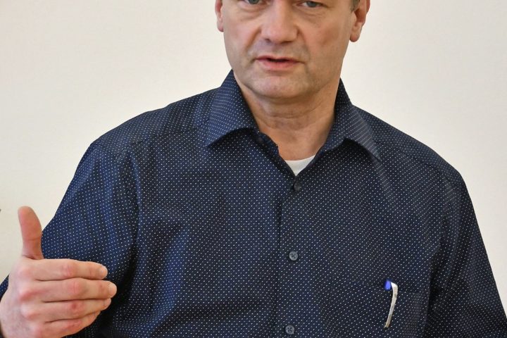 Foto: Der Leiter der Caritas-Erziehungsberatungsstelle Neumarkt und Sprecher für diesen Bereich beim Diözesan-Caritasverband Eichstätt, Dr. Thomas Schnelzer, spricht sich für ein Verbot sozialer Medien für Jugendliche unter 15 Jahren aus. Foto: Caritas/Peter Esser (gestikulierend) oder Florian Klenovsky