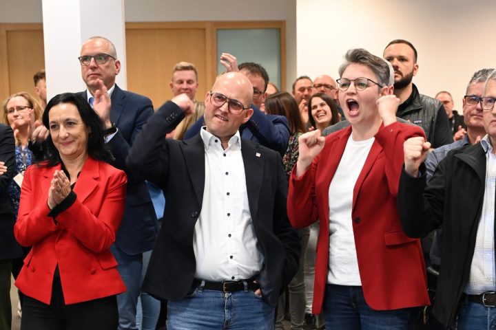 BU: Freuen sich über das Wahlergebnis. Über 82 % für die IG Metall bei Audi. v. l. n. r.: Rita Beck (stellv. Betriebsratsvorsitzende), Jörg Schlagbauer (Betriebsratsvorsitzender), Karola Frank (stellv. Betriebsratsvorsitzende und Vorsitzende des IG Metall Vertrauenskörpers Audi Ingolstadt)