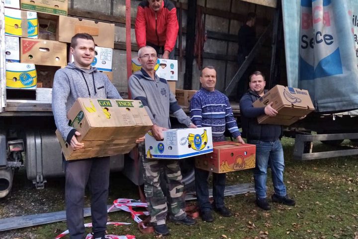 An mehreren Orten in Bosnien luden Ehrenamtliche die Bananenkisten ab. Foto: Stipo Knezevic