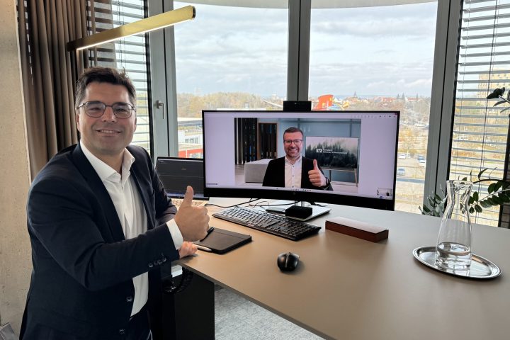 Foto v.l.: Der Vorstandsvorsitzende der Volksbank Raiffeisenbank Bayern Mitte Andreas Streb im Online-Austausch bzgl. MiCAR Lizenz mit Sebastian Steiner, Marketing- und Vertriebsleiter der Volksbank Mittlerer Schwarzwald.