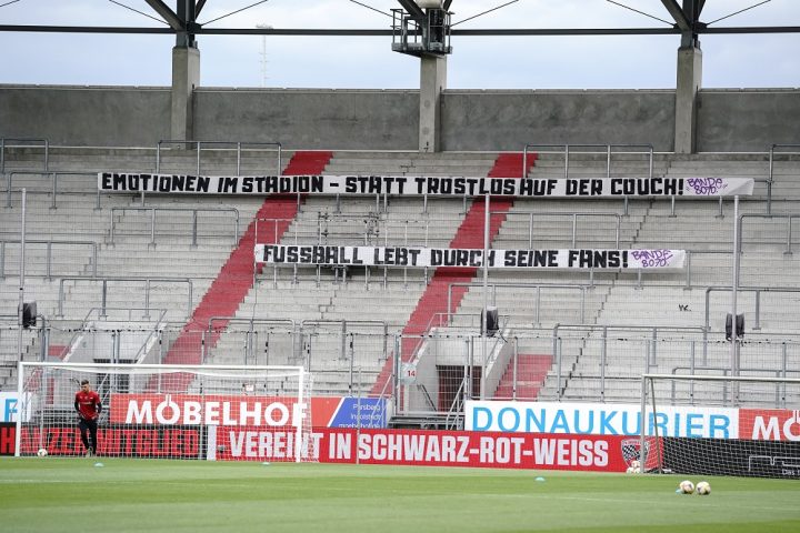 3. Liga - FC Ingolstadt 04 - FC Bayern Amateure - leeres Stadtion vor Spielbeginn Corona, Spruchband der Fans
