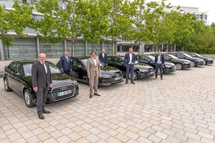( v.l.n.r.) Thomas Schäfers, Amtschef des Bischöflichen Ordinariates, Robert Eckstein, Leiter der Abteilung Personal des Bischöflichen Ordinariates, Christian Meyer-Günderoth, Geschäftsleitung Audi Zentrum Ingolstadt, Christian Stark, Verkaufsleiter Neuwagen Audi Zentrum Ingolstadt, Andreas Krause, Leiter Verkauf an Großkunden AUDI AG, Florian Bohn, Leitender Finanzdirektor des Bischöflichen Ordinariates

Im Bild: Audi A3 Sportback g-tron und Audi A4 Avant g-tron