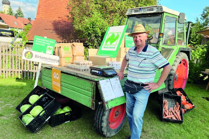 Franz Froschmeir und Familie bieten ihre hofeigenen Produkte beim Bauernmarkt an