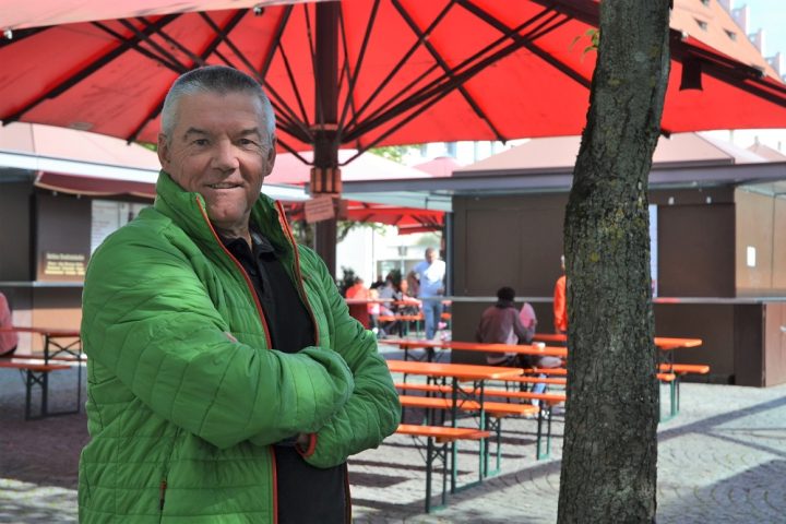 Fred Over auf dem Viktualienmarkt, auf dem er sich den Bau einer „luftigen“ Markthalle vorstellen könnte. (Foto: Arzenheimer)