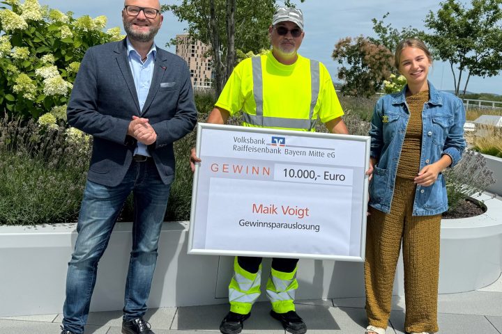 Gewinnübergabe an Maik Voigt_10.000 Euro_VR Gewinnsparen 2026-08