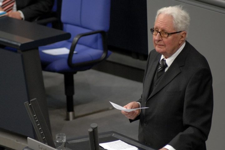 Gedenkstunde des Deutschen Bundestages: "Die Zerstörung der Demokratie in Deutschland vor 75 Jahren". Hier die Rede von Dr. Hans-Jochen Vogel, Bundesminister a. D., SPD. Bild: Deutscher Bundestag / Lichtblick/Achim Melde
Rednerpult.

Ordnungsnummer: 2059545
Name: Vogel, Hans-Jochen
Ereignis: Gedenkstunde
Gebäude / Gebäudeteil : Reichstagsgebäude, Plenarsaal
Nutzungsbedingungen: http://www.bundestag.de/wissen/archiv/sachgeb/bilda/bildnutz.html
Es werden nur einfache Nutzungsrechte eingeräumt, die ein Recht zur Weitergabe der Nutzungsrechte an Dritte ausschließen.