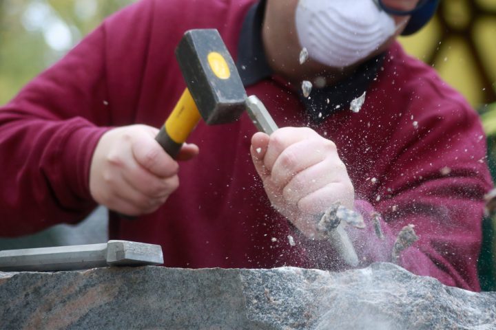 Quasi in Stein gemeißelt: Azubis im Steinmetzhandwerk bekommen mehr Geld. Die 
IG BAU spricht von einem „kreativen Handwerk, bei dem sich – neben mehr Geld – auch 
viel Kunst aus dem Stein herausholen lässt“.