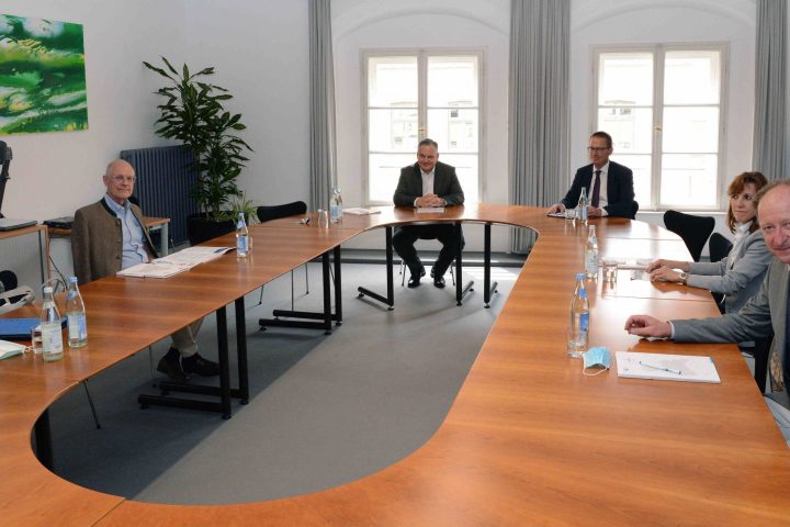 Trafen sich zu einem
ersten Austausch im Ingolstädter Rathaus - v.l.n.r. Elke Christian,
Leiterin der IHK-Geschäftsstelle Ingolstadt,
IHK-Regionalausschussvorsitzender Fritz Peters, OB Christian Scharpf,
Prof. Dr. Georg Rosenfeld, Vorstand der IFG, sowie die beiden
stellvertretenden Vorsitzenden des IHK-Regionalausschusses Ingolstadt
Sabine Fanderl und Martin Willner. Foto: Stadt Ingolstadt