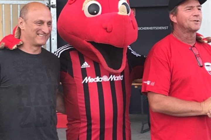 Michael Pluzny (Mitte) im Kreise der Vorstandschaft der Torkelschanzer, eines Fanclubs des FC Ingolstadt 04.