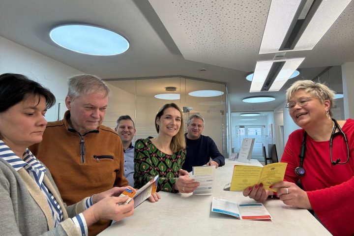 Foto: Katja Hanrieder Bildtext: Das Projektteam „flächendeckende Gesundheitsversorgung“ Katja Hanrieder (Denkendorf), Anton Haunsberger, Robert Wittmann und Simone Hiemer (beide Walting), Josef Neumeyer (Kipfenberg) trafen sich bei Dr. Katrin Wittmann im Denkendorfer Ärztehaus, um über die Zukunft der Hausarztversorgung und die Anforderungen für eine Praxiseinrichtung zu diskutieren