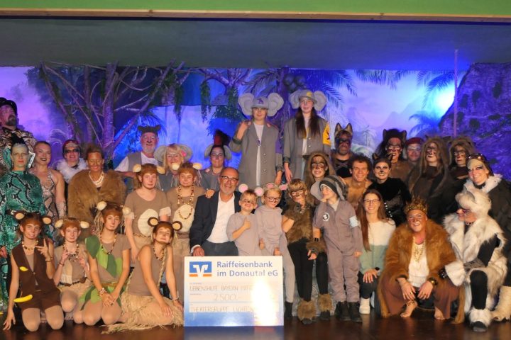 BU: Die Theatergruppe Lichtenau überreichte der Lebenshilfe Bayern Mitte im Rahmen ihrer Benefizvorstellung des Musicals „Das Dschungelbuch“ eine Spende in Höhe von 2.500 Euro. Ermöglicht wurde der besondere Nachmittag durch die Unterstützung der meistro Stiftung.