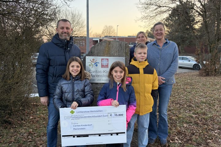 (von links: Martin Silbernagl, Leonie Silbernagl, Natalie Silbernagl, Ludwig (Kind aus dem Kinderdorf), Michaela Reimann (Sozialpädagogin Kinderdorf) und Brigitte Radeljic-Jakic (Leiterin Kinderdorf). Fotograf: Kinderdorf Marienstein