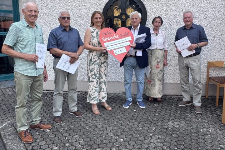 Anlässlich seines 50-jährigen Bestehens überreichte der 1. Vorsitzende des Fördervereins für häusliche Pflege St. Salvator, Albert Schneider (Dritter von rechts) im Rahmen des Pfarrfestes eine Spende in Höhe von 9.000 Euro an die Geschäftsführerin der Caritas-Sozialstation Ingolstadt, Nathalie Rost. Dabei waren Vertreterinnen und Vertretern des Fördervereins sowie der Caritas-Sozialstation Ingolstadt. Foto: Förderverein für häusliche Pflege St. Salvator
