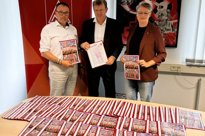 Pressefoto der IG Metall Ingolstadt Abgebildete Personen von links: Carlos Gil, Dr. Reinhard Brandl mit Karola Frank Fotograf: Markus Bachmeier